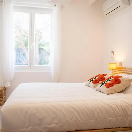 Pied-a-terre Ideal A Avec Jardin Et Parking *